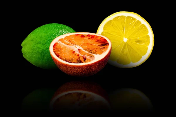 Sicilianska röd apelsin, citron och lime isolerat på den svarta bakgrunden — Stockfoto