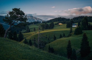 Alpe di Siusi çayır ve dağ chalets