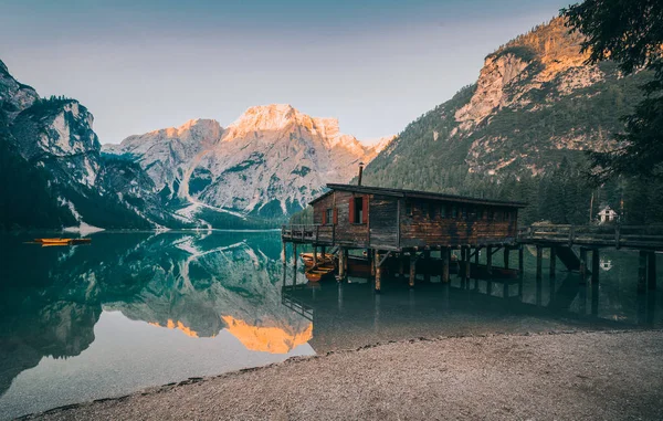 A híres boathouse Braies-tó — Stock Fotó