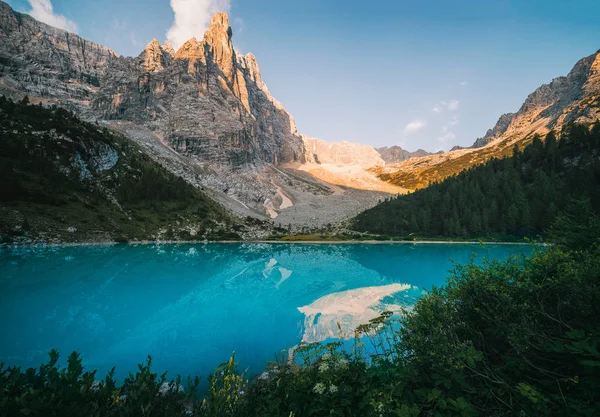 Sorapisra tó, Dolomitok, Olaszország. — Stock Fotó