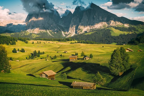 Alpe di Siusi meadows and mountain chalets — Stock Photo, Image