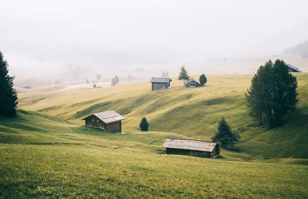 Prados de Alpe di Siusi y chalets de montaña — Foto de Stock