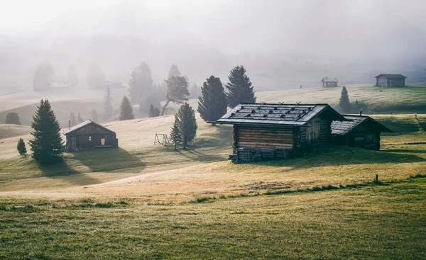 Alpe di Siusi rétek és a hegyi faházakhoz — Stock Fotó