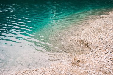 Braies Gölü'nün su turkuaz