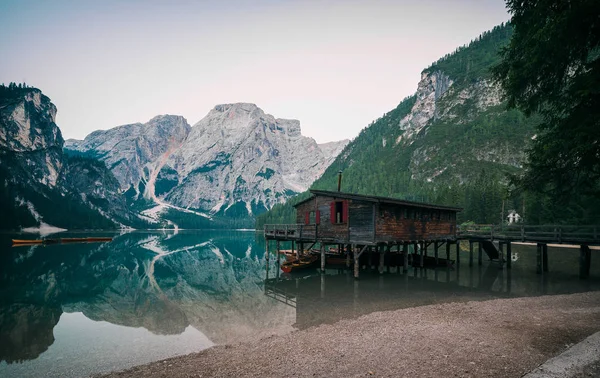 A híres boathouse Braies tó, Dolomitok, Alpok — Stock Fotó