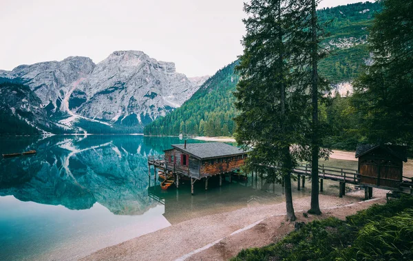 A híres boathouse Braies tó, Dolomitok, Alpok — Stock Fotó