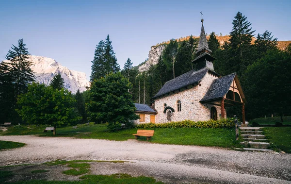 Pequena igreja alpina nas proximidades Braies Lake — Fotografia de Stock