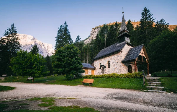 Mică biserică alpină din apropiere de Braies Lake — Fotografie, imagine de stoc