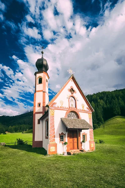 Альпийская церковь в Доломитовых Альпах — стоковое фото