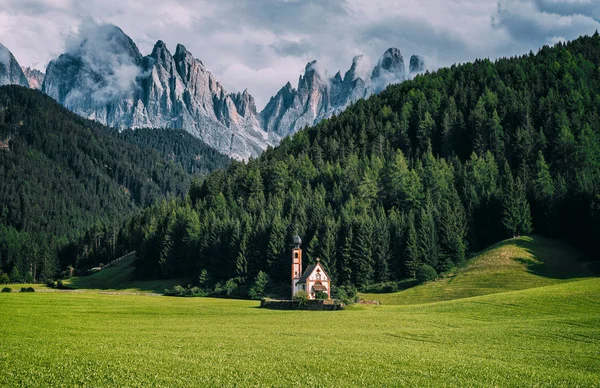 Alp Dolomites, Alpler kilisede — Stok fotoğraf