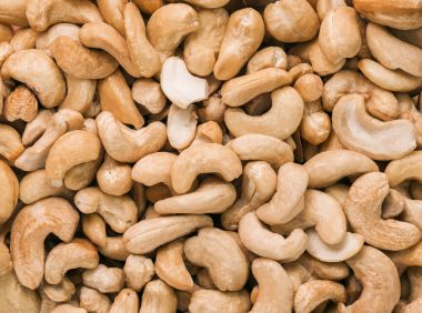 Kaju fıstığı yakın çekim üstten görünüm. Arka plan, doku.