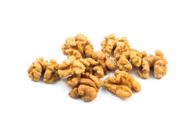 Beyaz arkaplanda izole edilmiş cevizler