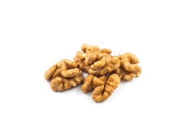 Beyaz arkaplanda izole edilmiş cevizler