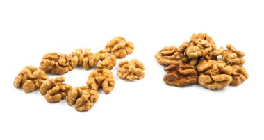 Beyaz arkaplanda izole edilmiş cevizler