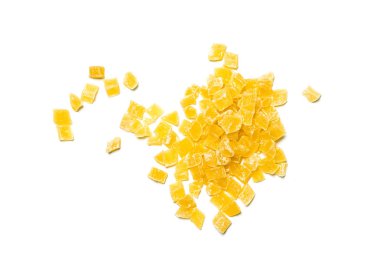 Beyaz arka plan üzerinde izole şekerlenmiş kurutulmuş ananas