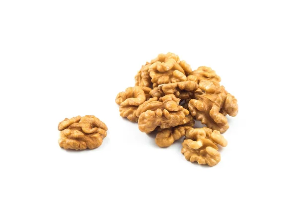 Beyaz arkaplanda izole edilmiş cevizler