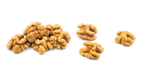 Beyaz arkaplanda izole edilmiş cevizler