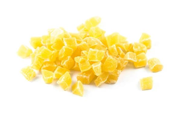 Beyaz arka plan üzerinde izole şekerlenmiş kurutulmuş ananas