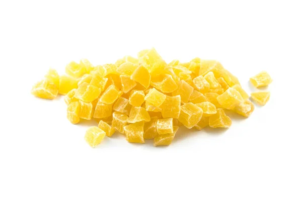Beyaz arka plan üzerinde izole şekerlenmiş kurutulmuş ananas