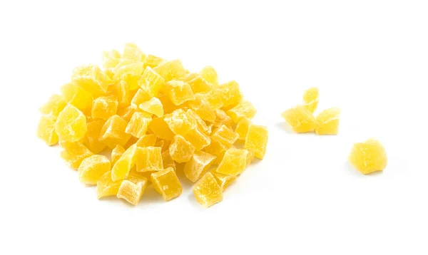 Beyaz arka plan üzerinde izole şekerlenmiş kurutulmuş ananas