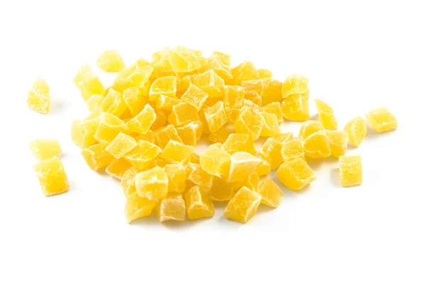 Beyaz arka plan üzerinde izole şekerlenmiş kurutulmuş ananas