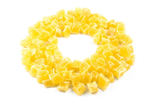 Beyaz arka plan üzerinde izole şekerlenmiş kurutulmuş ananas