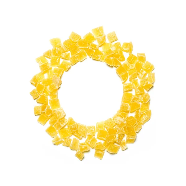 Beyaz arka plan üzerinde izole şekerlenmiş kurutulmuş ananas