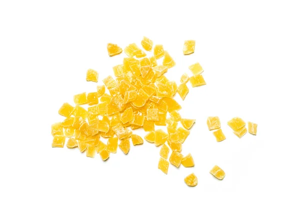 Beyaz arka plan üzerinde izole şekerlenmiş kurutulmuş ananas