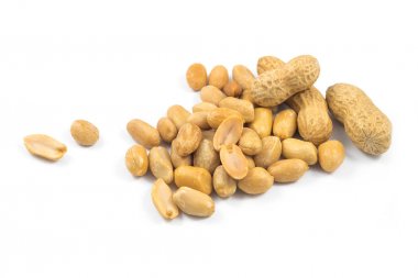 beyaz arkaplanda izole edilmiş yerfıstıkları