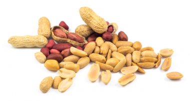 beyaz arkaplanda izole edilmiş yerfıstıkları