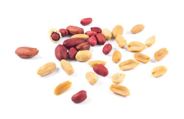 beyaz arkaplanda izole edilmiş yerfıstıkları