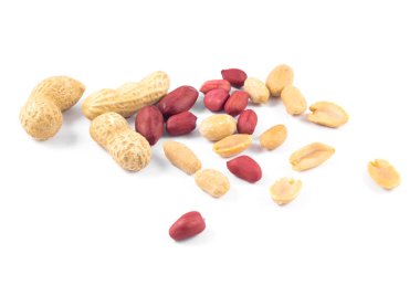 beyaz arkaplanda izole edilmiş yerfıstıkları