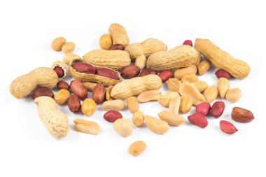 beyaz arkaplanda izole edilmiş yerfıstıkları