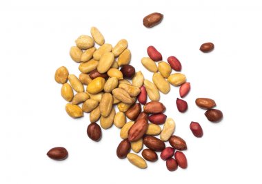 beyaz arkaplanda izole edilmiş yerfıstıkları