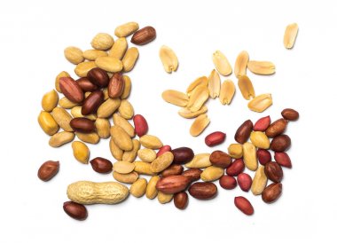 beyaz arkaplanda izole edilmiş yerfıstıkları