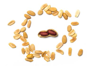 beyaz arkaplanda izole edilmiş yerfıstıkları