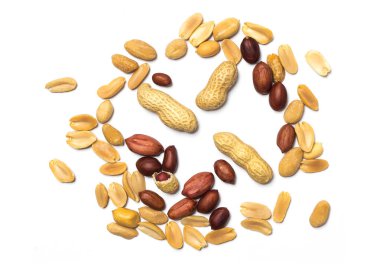 beyaz arkaplanda izole edilmiş yerfıstıkları