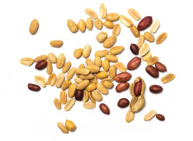 beyaz arkaplanda izole edilmiş yerfıstıkları