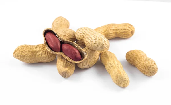 beyaz arkaplanda izole edilmiş yerfıstıkları