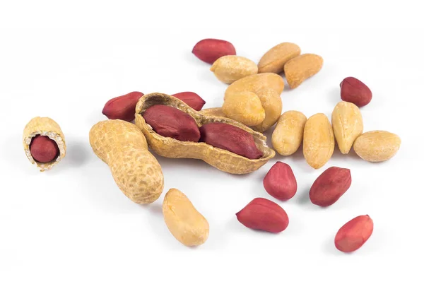 beyaz arkaplanda izole edilmiş yerfıstıkları