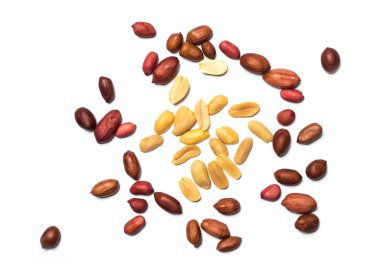 beyaz arkaplanda izole edilmiş yerfıstıkları