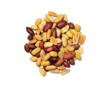 beyaz arkaplanda izole edilmiş yerfıstıkları