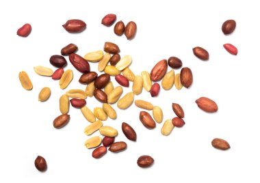 beyaz arkaplanda izole edilmiş yerfıstıkları