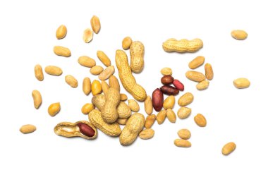 beyaz arkaplanda izole edilmiş yerfıstıkları