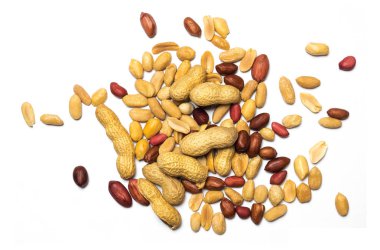 beyaz arkaplanda izole edilmiş yerfıstıkları