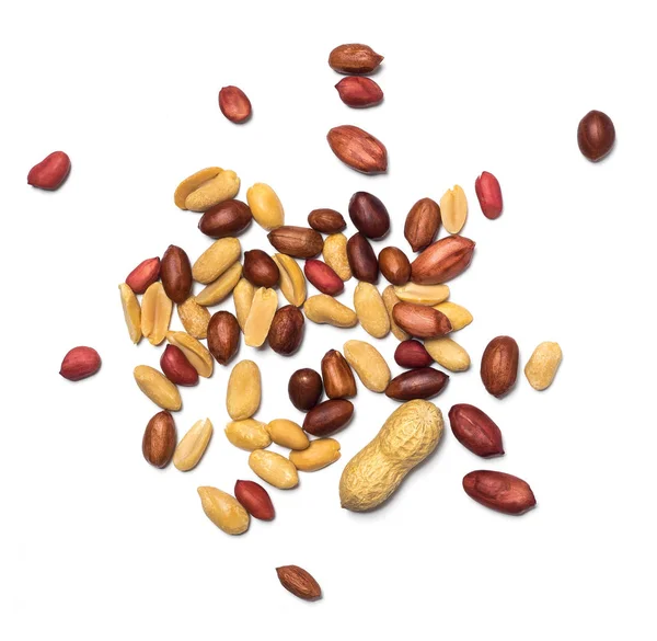 beyaz arkaplanda izole edilmiş yerfıstıkları