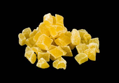 Siyah arka plan üzerine izole şekerlenmiş kurutulmuş ananas