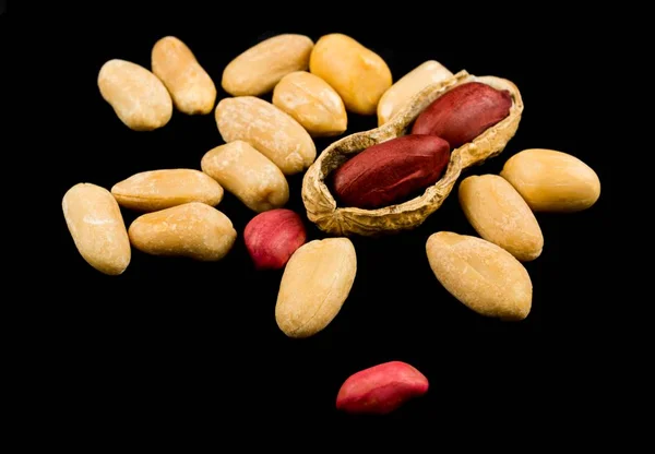 siyah arka plan üzerine izole fıstık