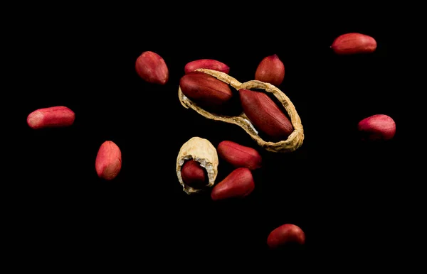 siyah arka plan üzerine izole fıstık