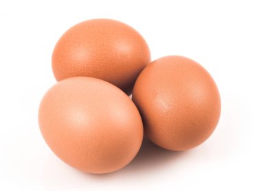 Beyaz arkaplanda izole yumurtalar